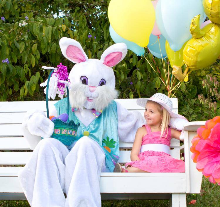 påsk dekoration-idéer-trädgård-fest-barn-bord dekoration-kanin-ballonger-flicka-gosleksak