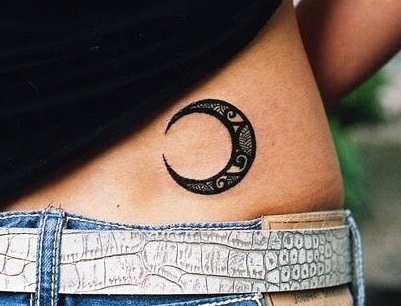 Το τατουάζ Dark Half Moon στο κάτω μέρος της πλάτης