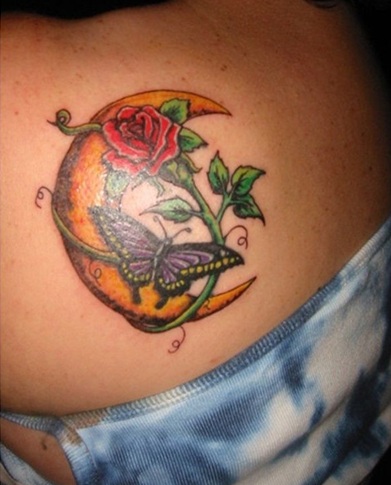 Πορτοκαλί χρώμα Τατουάζ σελήνης με τριαντάφυλλο αμπέλου