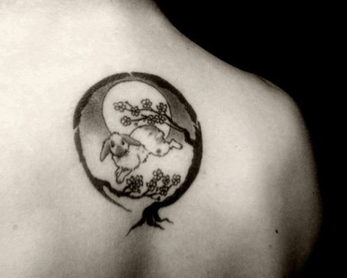 Täysikuu puu -tatuointisuunnittelulla