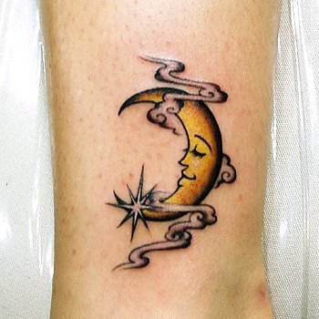 Puolikuun tatuointi jalalla