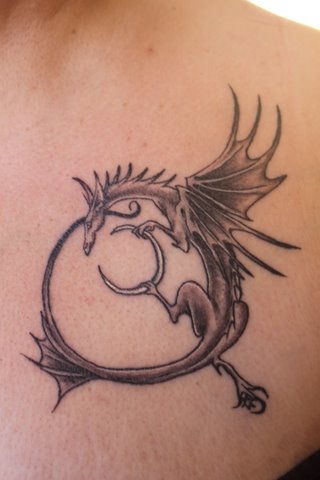 Τατουάζ Dragon Moon στο στήθος