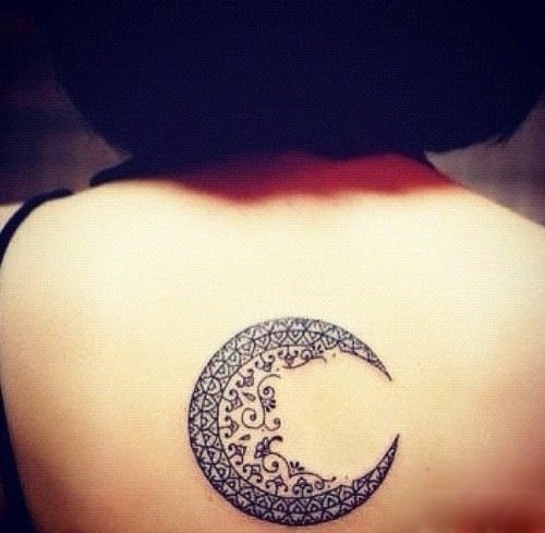 Taiteellinen kuun tatuointisuunnittelu selälle