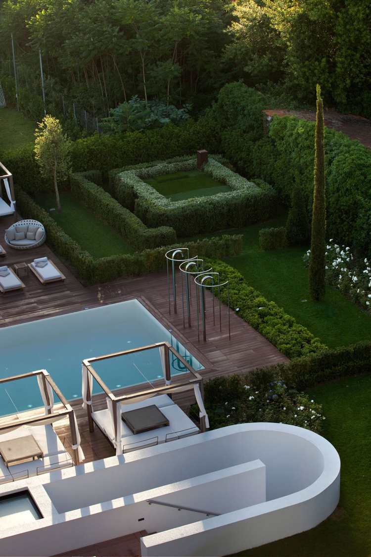 modern-design-trädgård-duschar-moderna-trädäck-gräsmatta-pool