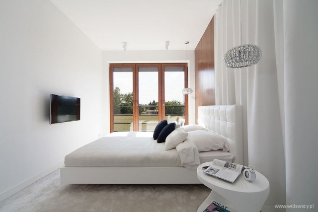 sovrum-minimalistisk-vit-matt-vägg-tv