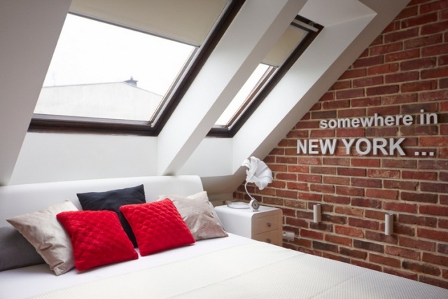 sovrum-sluttande tak-design-vit-röd-tegel-vägg
