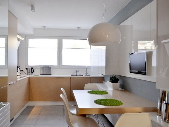 kök-vitt-högglans-trä-fronter-litet-matbord-