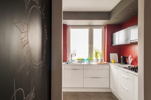 kök-röd-vit-svart-modern-tavla-måla-vägg-lappar