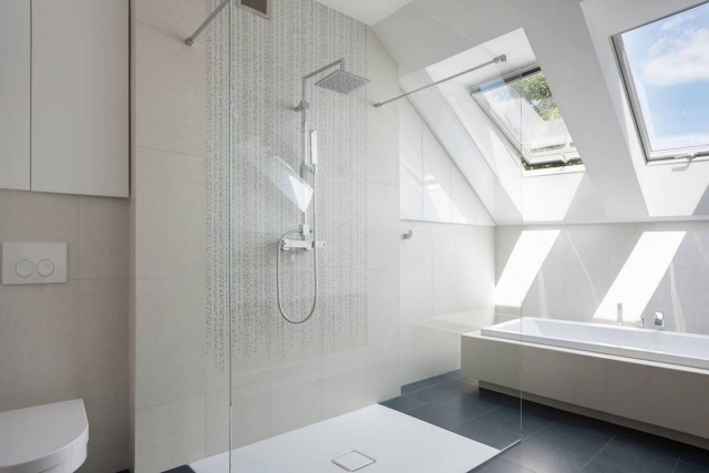 badrum-sluttande tak-ecru-färg-kakel-golv-nivå dusch