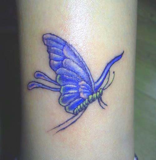 Lentävä perhonen tatuointi jalalla