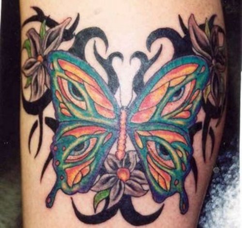 Πολύχρωμα τατουάζ πεταλούδας στο πόδι