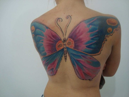 Perhonen tatuoinnit selässä