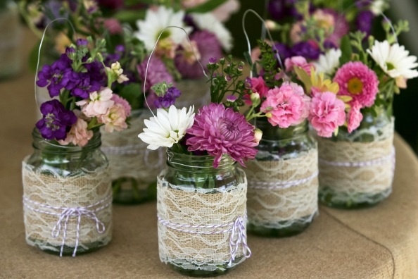 glas-dekoration-med-blommor-för-bröllop-gör