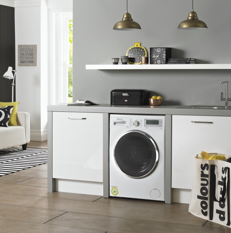 modern-tvättstuga-modern-minimalistisk-vit-grå-vägg-hylla-design