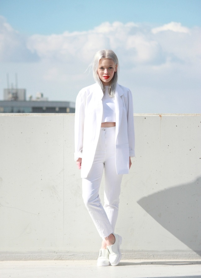 helt vit-outfit-jeans-hög midja-crop-top-blazer