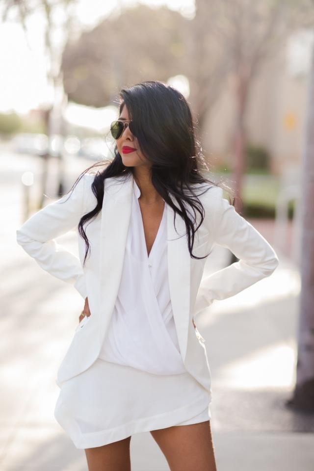 elegant-outfit-helt-vit-kort-klänning-asymmetrisk-blazer