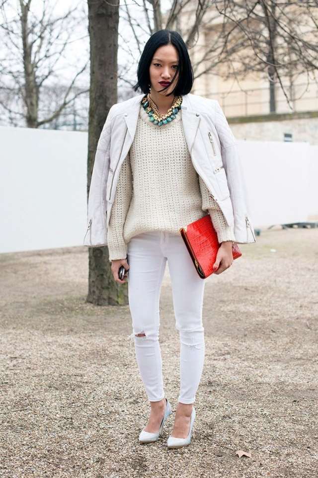 höst-outfit-helt-vita-jeans-pulover-jacka-röd-koppling