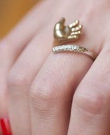 Σχέδιο δαχτυλιδιών μωρού σε χρυσό