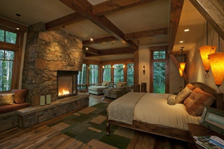 romantisk-sovrum-lantlig-stil träbjälkar-balk-spis-säng-trägolv