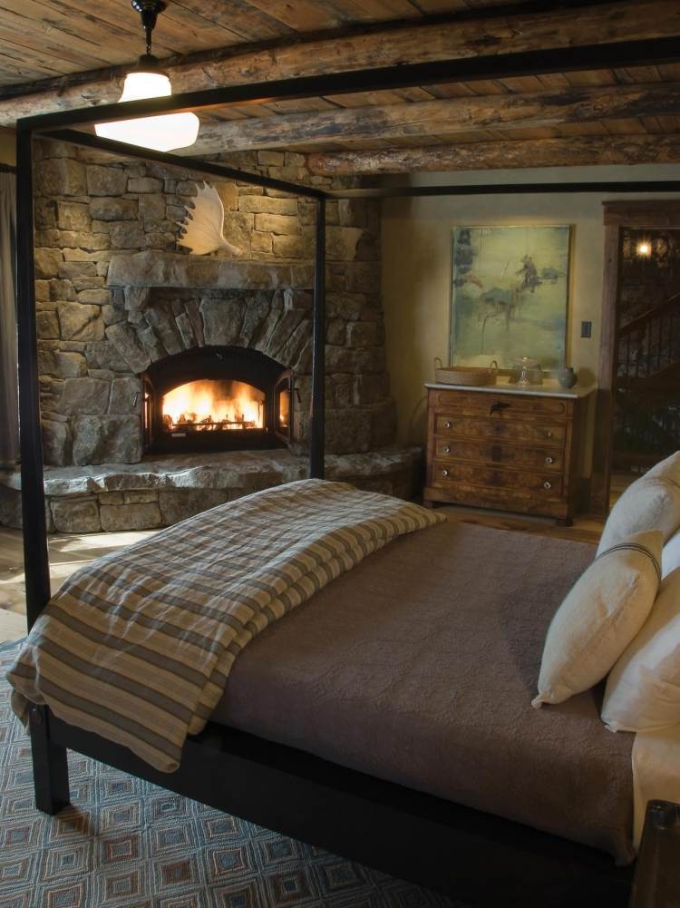 romantisk-sovrum-lantlig stil-natursten-trä-balk-öppen spis-byrå-säng