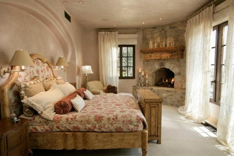 romantisk-sovrum-lantlig-eldstad-rustik-säng-massivt trä