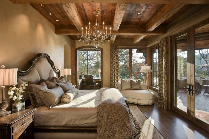 romantisk-sovrum-lantlig-golv-längd-gardiner-mönstrade