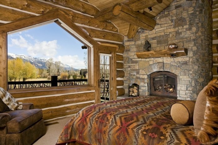romantisk-sovrum-lantlig stil-natursten-väggbeklädnad-rund-balk-massivt trä