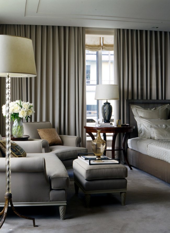 Klädda möbler golvlampa design sovrum fåtölj sidobord-grå gardin-glenn gissler-design