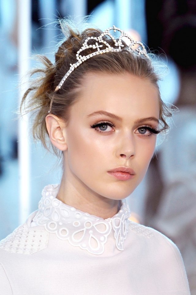 makeup-eyeliner-bröllop-tiara-updo-läppglans