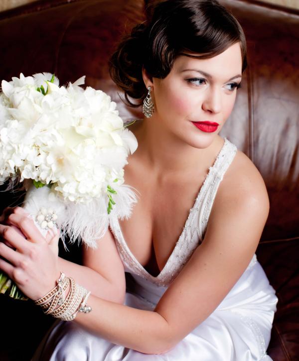 makeup-eyeliner-bröllop-röda-läppar-updo-vågor