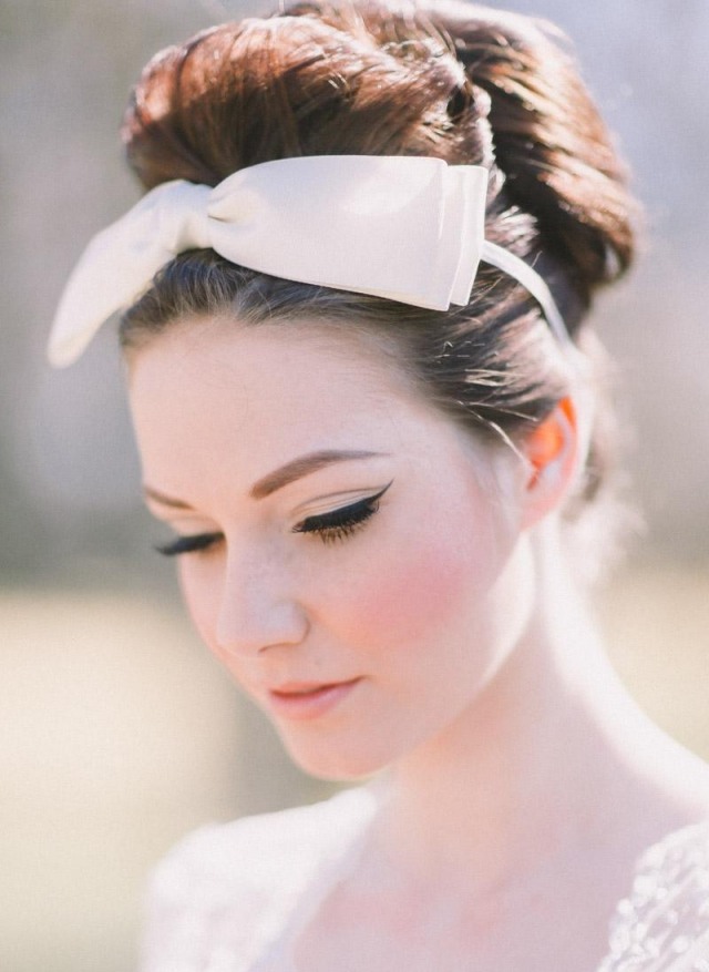 vintage-bröllop-makeup-eyeliner-updo-pannband-rosett