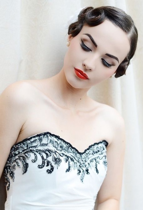 vintage-bröllop-makeup-eyeliner-röd-läpp-frisyr