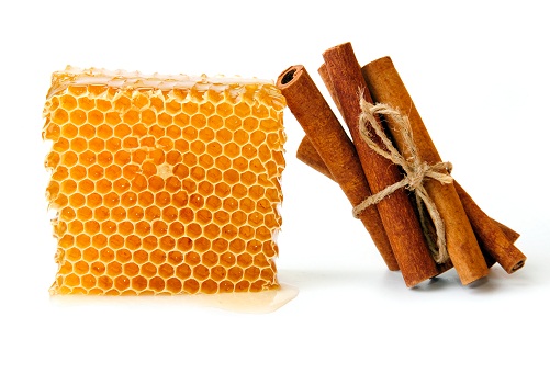 Οι καλύτερες συμβουλές ομορφιάς για σπυράκια - κανέλα και μέλι