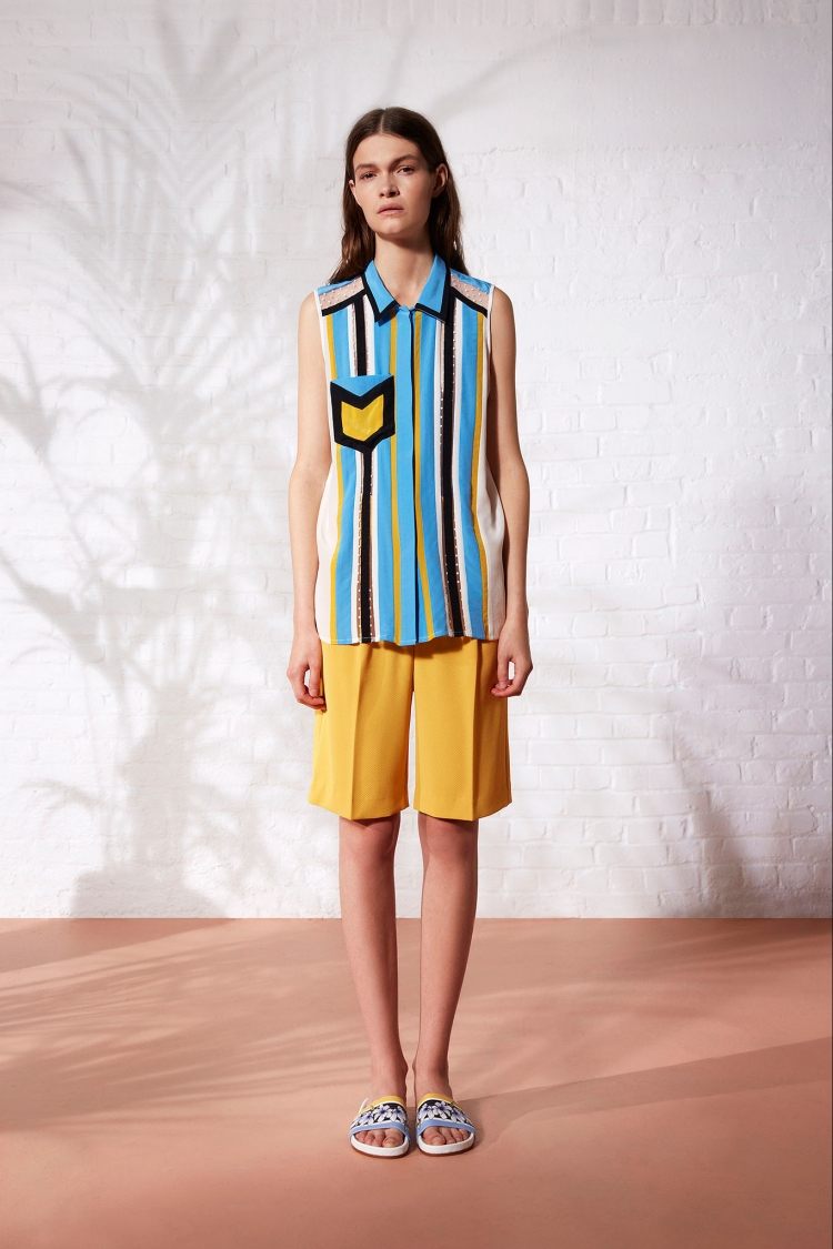 sommar-outfits-shorts-knälängd-gul-sportig-blus-ränder-blå-vit-svart
