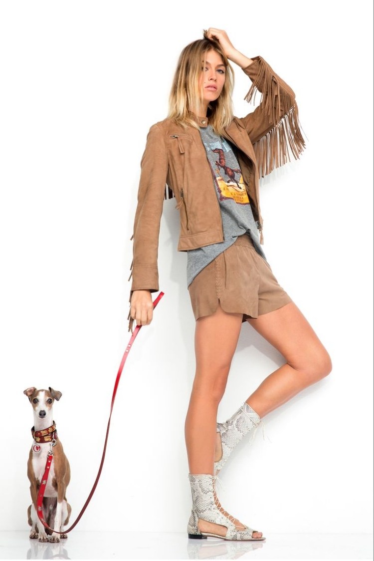 sommar-outfits-shorts-brun-beige-fransade-hund-sandaler-läder-jacka
