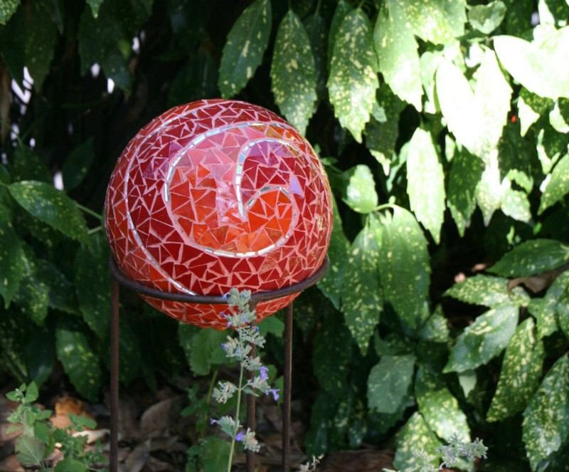 Trädgård-dekoration-gör-det-själv-glas-boll-mosaik-röd