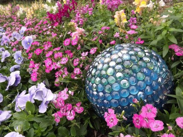 Glaskula trädgård dekoration idé blommor