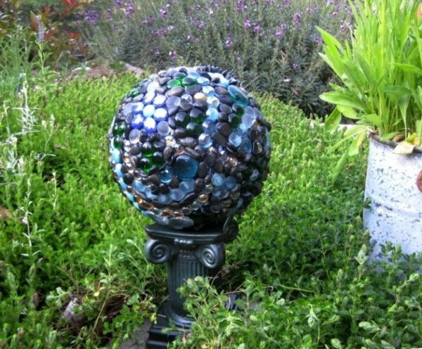 Sten trädgård dekorera bollbuskar