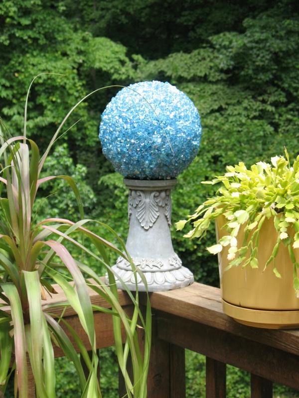 Gör trädgårdsstolpe boll balkong dekoration själv