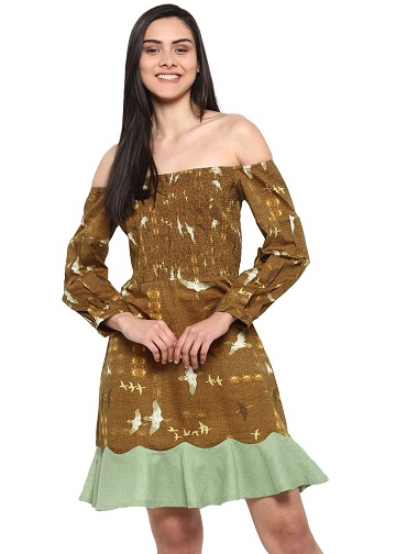 Χρυσό φόρεμα σκέιτερ ώμου
