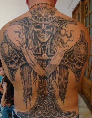 Κρανίο με σχέδιο τατουάζ σταυρού