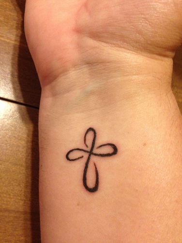 άπειρο σταυρό τατουάζ στον καρπό
