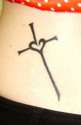 Σχέδιο τατουάζ Heart Cross