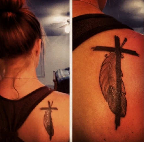 Σταυρός με σχέδιο τατουάζ με φτερά