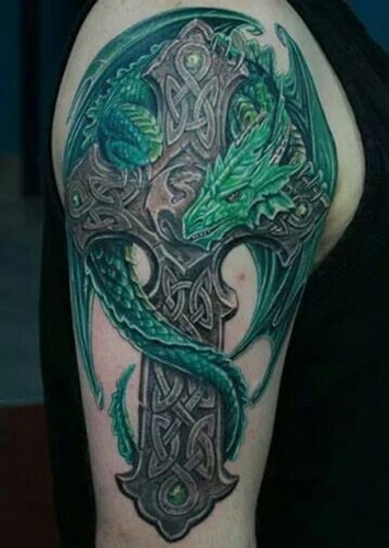 Πράσινος δράκος με σχέδιο τατουάζ σταυρού