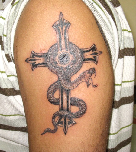 Käärme ristikkäin tatuointisuunnittelulla