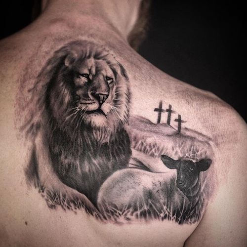 Leijonan karitsan ja ristin tatuoinnin suunnittelu