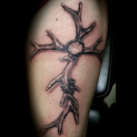 Deer Horn Cross Tattoo -suunnittelu