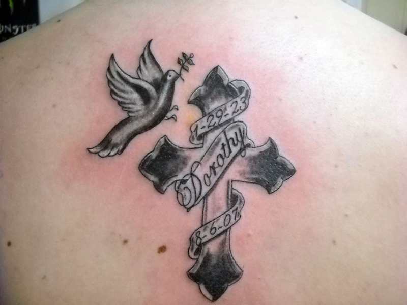 Κομψά σχέδια τατουάζ σταυρού για άνδρες και γυναίκες
