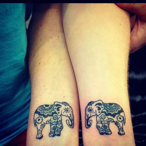 Ταιριάζοντας τατουάζ ελέφαντα